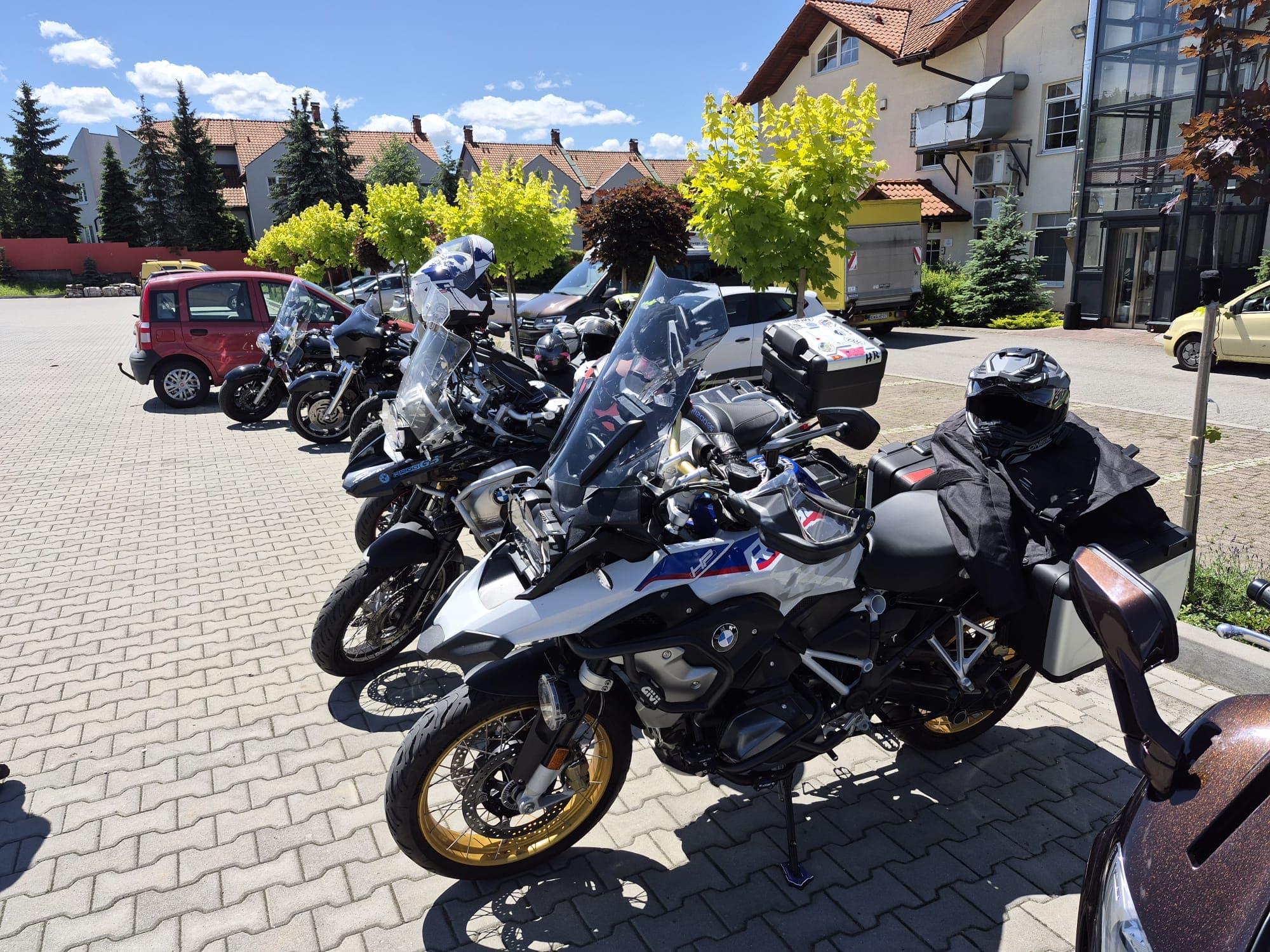 Motocykle zaparkowane przed startem