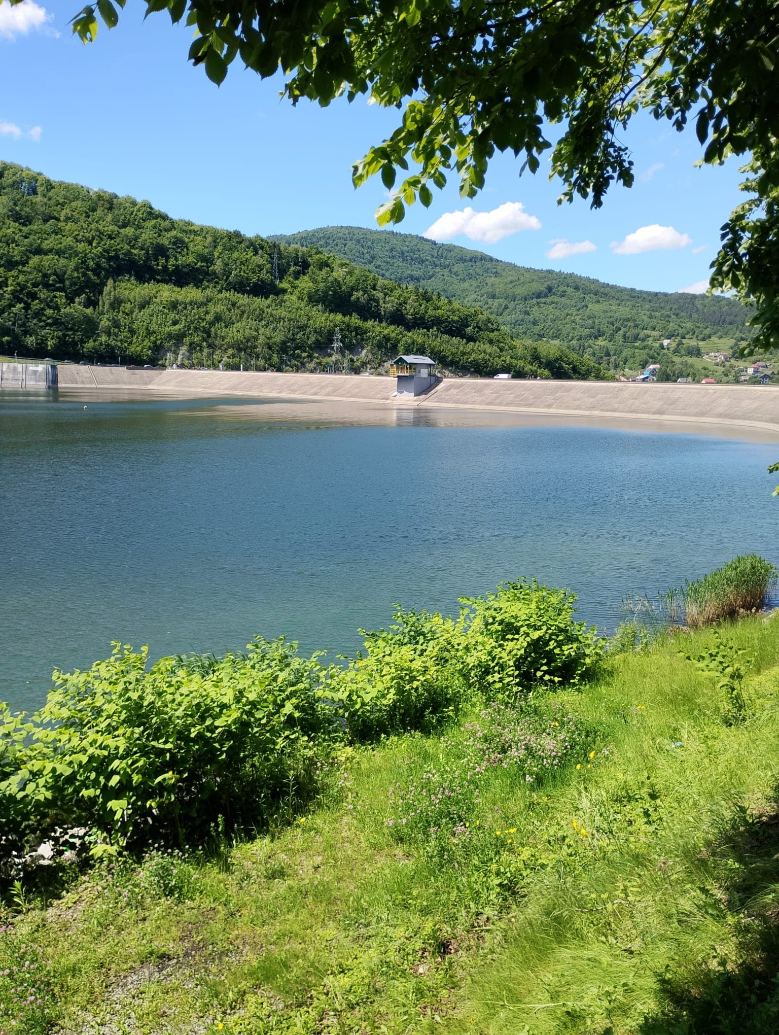 Zapora i tafla jeziora
