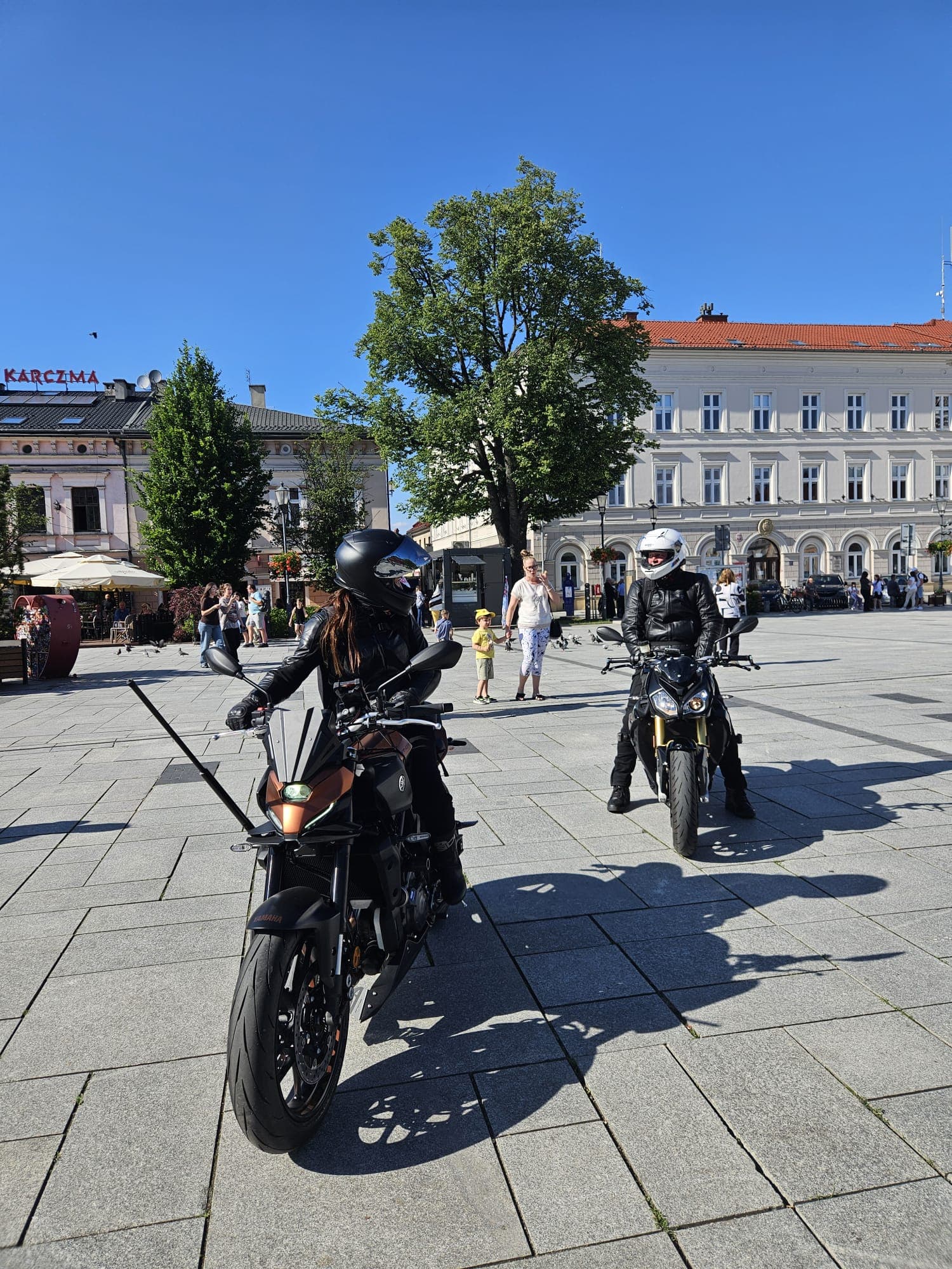 Motocykliści w centrum miasta