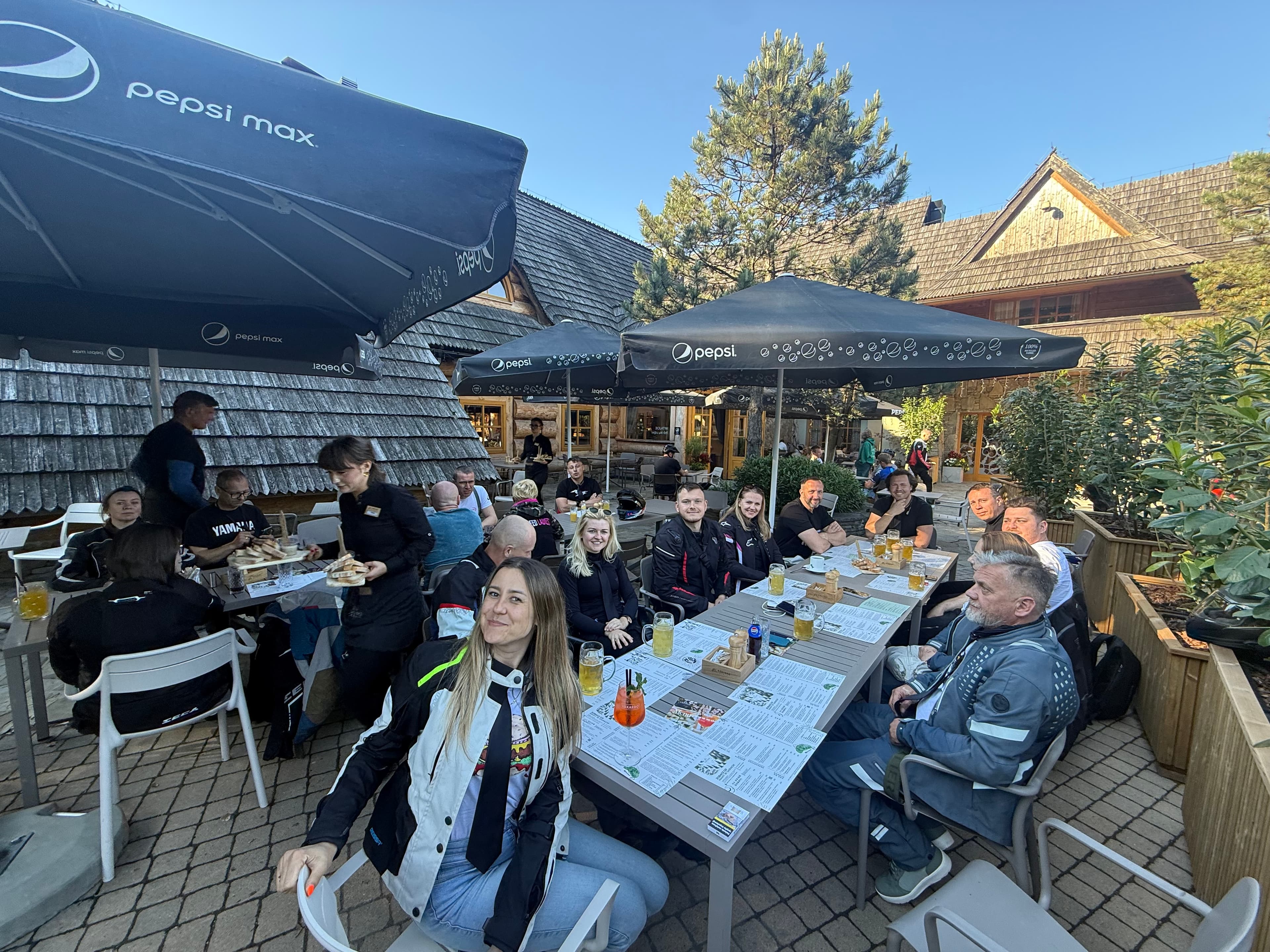 Networking przy stole po przejeździe