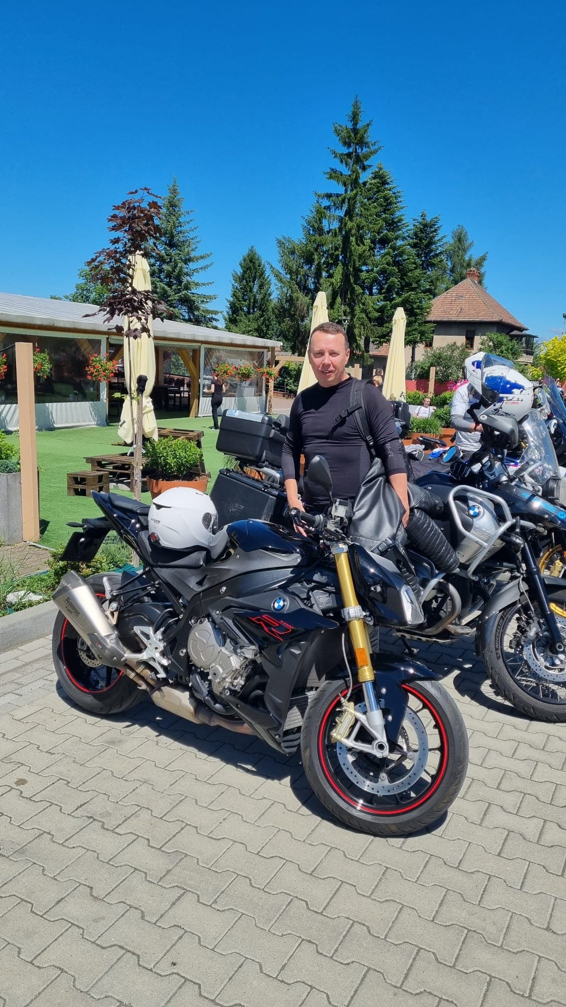 Uczestnik przy motocyklu przed trasą
