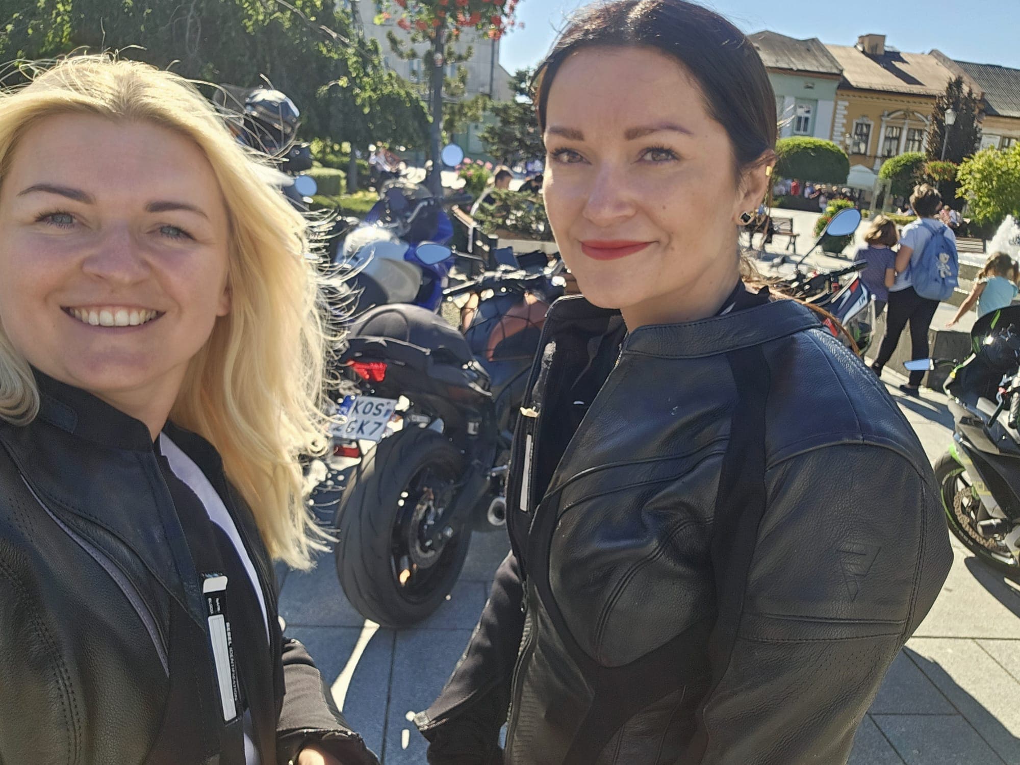 Uczestniczki spotkania przy motocyklach